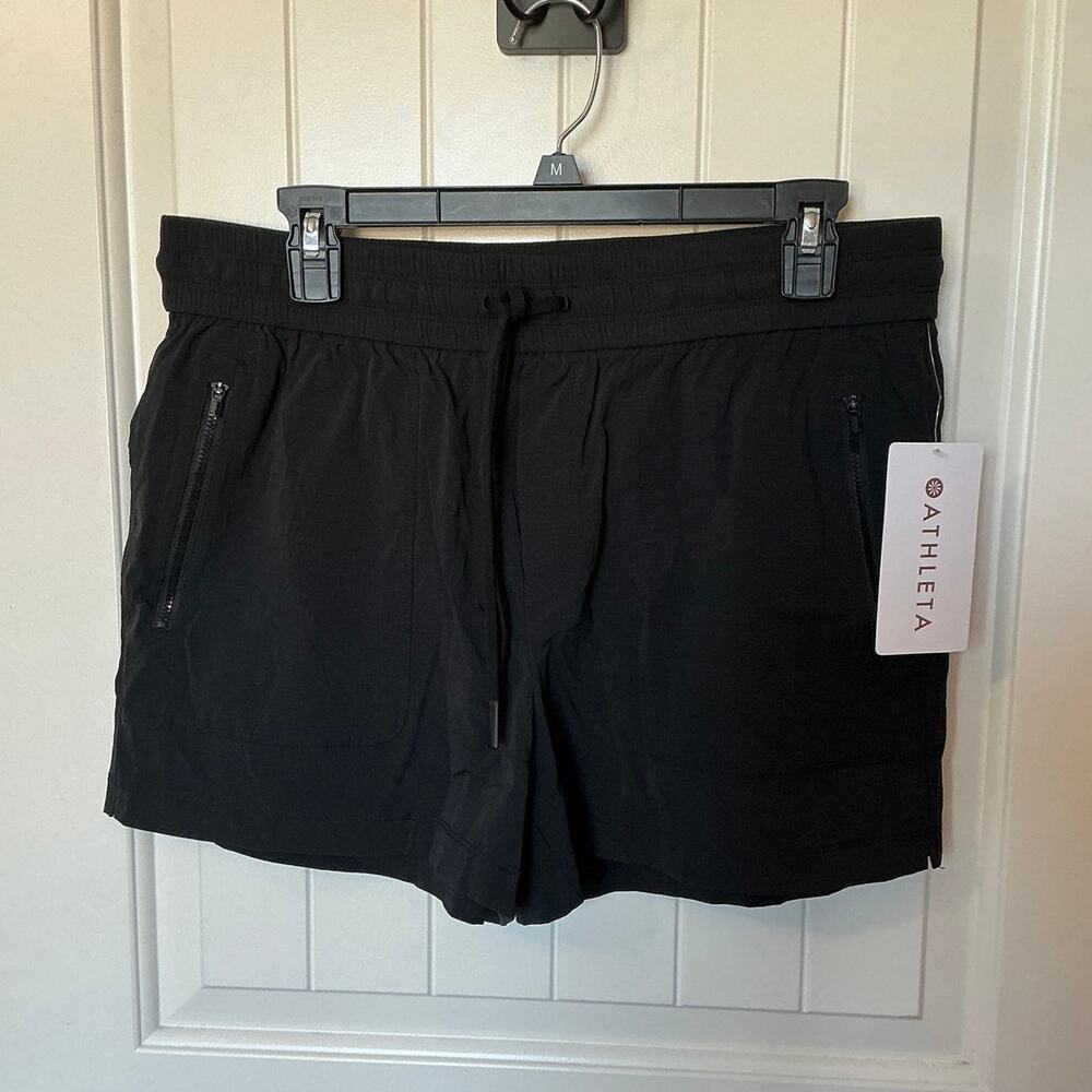 NWT Athleta Trekkie North Short Medium Black